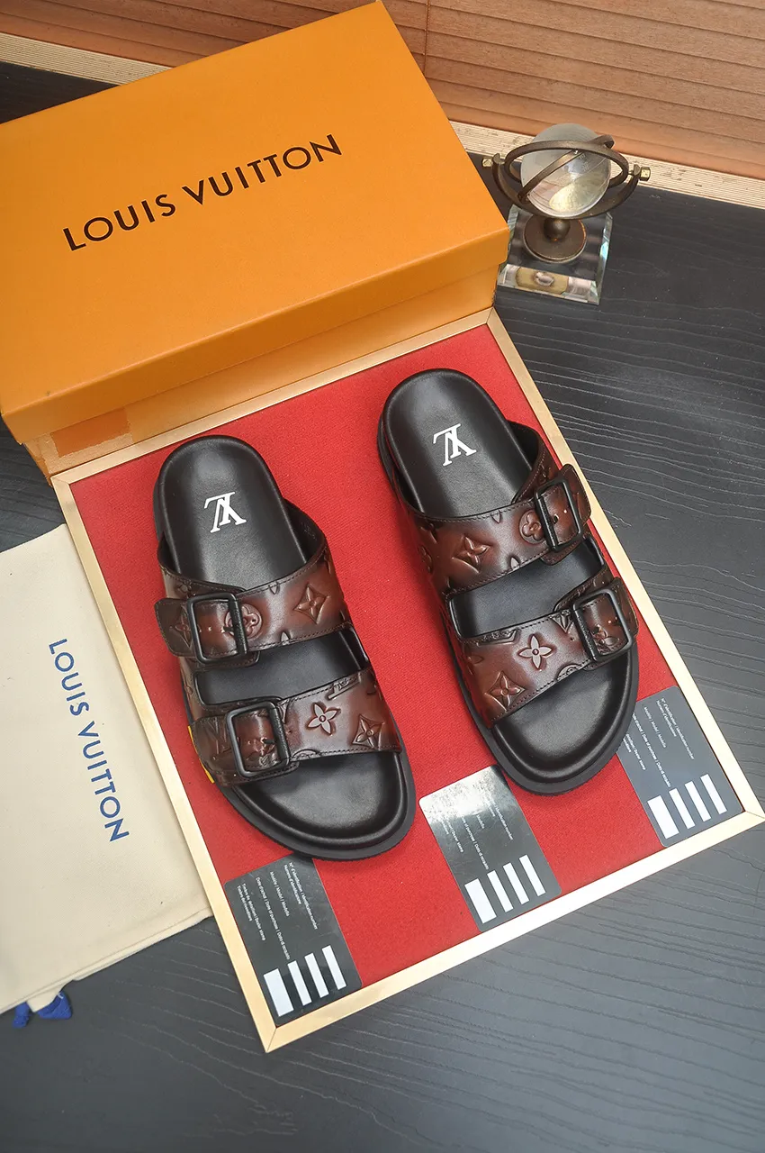 Men's shoes 💰400💶 [Louis Vuitton LV slippers] (high-end cowhide) counter 1:1 fashion style, a must-have for summer! The designer used LV’s iconic outsole. The original simple slippers instantly become fashionable! The upper is made of flexible special cowhide leather straps alternately, and the workmanship is exquisite! A must-have for stylish men in summer, size 38-45 (45 customized)